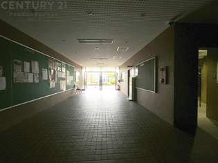 道路を挟んで南側は十六名公園、その奥には天王寺川が流れており、自然も感じられる住環境です。