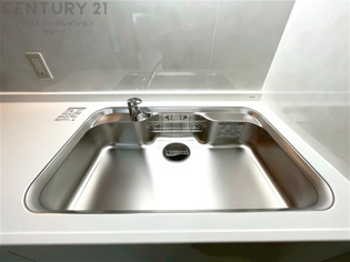 大きなシンクでお鍋などの大きな調理器具を洗う際にも便利です。
