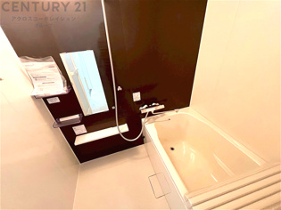 ユニットバスは省スペースでありながら、シンプルな設計と使いやすさを備え、簡便なメンテナンスが可能です。またミラー・小物置き場もあり便利です。