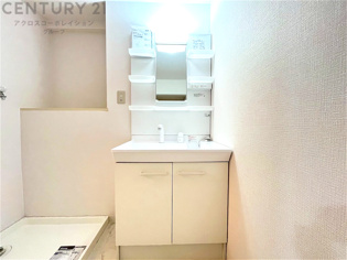 化粧品や洗顔料、歯ブラシなどの必需品をまとめて置ける収納スペースがあり、使用するたびに取り出す手間が省けます。また、水回りのため、濡れても大丈夫な素材が使用されており、お手入れが簡単です。