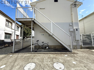 鶴居荘エー棟のエントランス