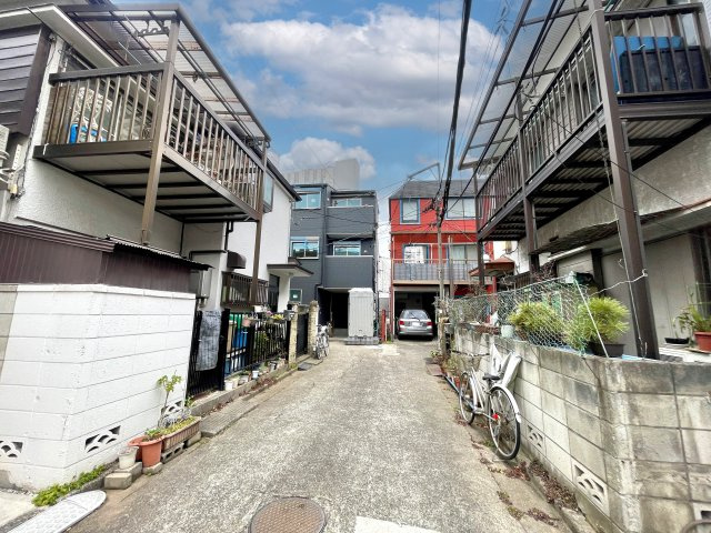 板橋区高島平1丁目　住環境良好　車庫付　快適住宅の前面道路含む現地写真