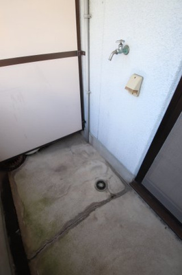 【設備】 | ポプリオンガーデン | 室外洗濯機置き場