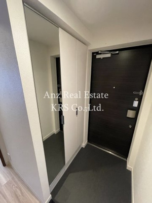 【玄関】 | プレサンス阿波座駅前 | 玄関には姿見鏡があり、お出かけ前のチェックに最適です！