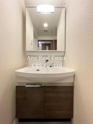 【洗面所】 | プレサンス阿波座駅前 | すっきりデザインの縦型照明付き洗面化粧台♪