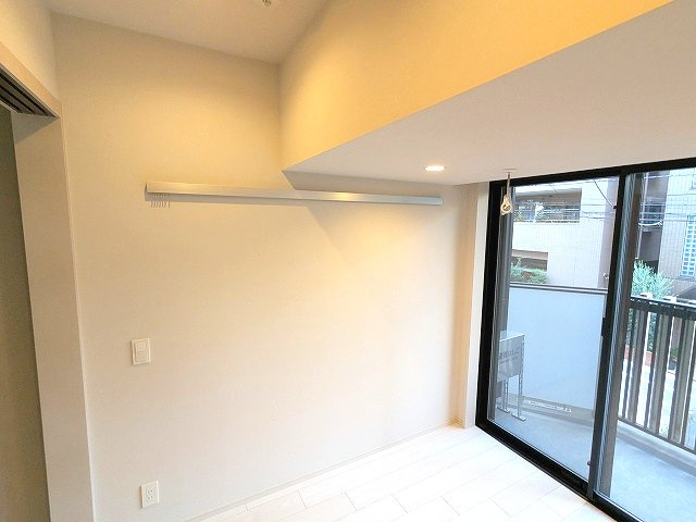 LEFOND PROGRES田原町の設備|洋室、バルコニーに面した明るい室内、ピクチャーレール付です