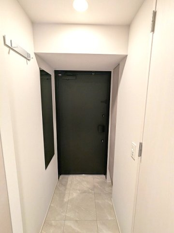 LEFOND PROGRES田原町の設備|ディンプルキーのダブルロックセキュリティ、姿見鏡付、コートフック付、人感センサー付き玄関ライト