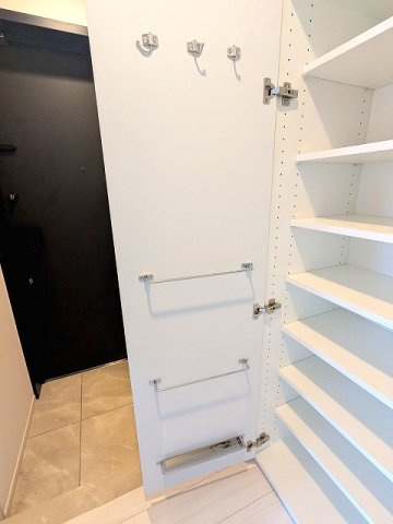 LEFOND PROGRES田原町の設備|収納豊富なトールタイプのシューズBOX、傘ストック付です