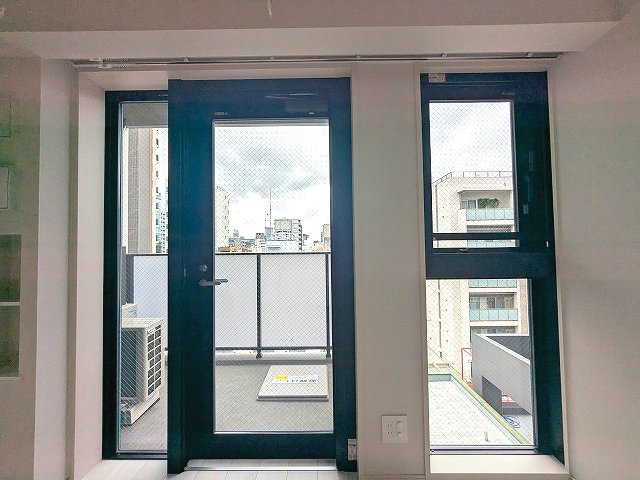 LEFOND PROGRES田原町の設備|8F眺望、窓ガラスは上場階はクリアタイプ、下層階の出窓は網入りタイプです、遮音性・防犯性・遮熱効果の高いペアガラスの窓です