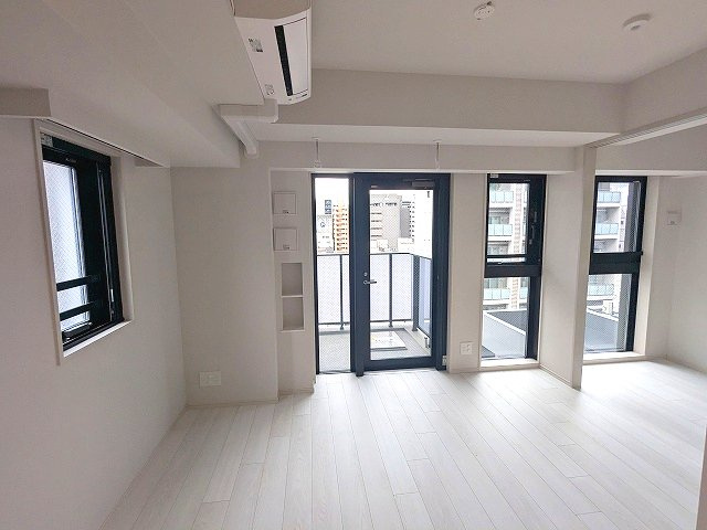 LEFOND PROGRES田原町の居間・リビング|インターネット無料、ペット可、角部屋リビングと洋室2面採光開放感ある室内、隣に他の住戸がなくプライバシー確保された室内です、窓ガラスは上場階はクリアタイプ、下層階の出窓は網入りタイプです