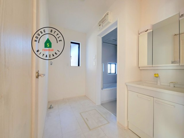 宮崎市清武町加納2011番-2棟（A号棟）の脱衣所|ゆとりの洗面スペースで朝の身支度もスムーズに。暮らしを快適に変えるシャワー付洗面台です！