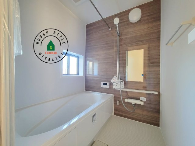 宮崎市清武町加納2011番-2棟（A号棟）の浴室|1日の疲れを癒してくれる広々バスルーム。雨の日のお洗濯にも大活躍な浴室乾燥機付です！