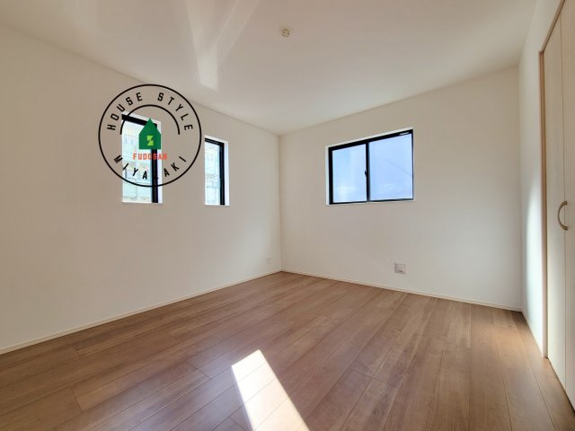 宮崎市清武町加納2011番-2棟（A号棟）の寝室|主寝室には収納力に優れたクローゼットがありますので、お部屋もすっきり片付きます。