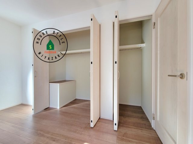 宮崎市清武町加納2011番-2棟（A号棟）の収納|洋服や大きな荷物が多い方や人数の多いご家族などは、一般的なクローゼットよりもウォークインクローゼットのほうが使い勝手が良いです。