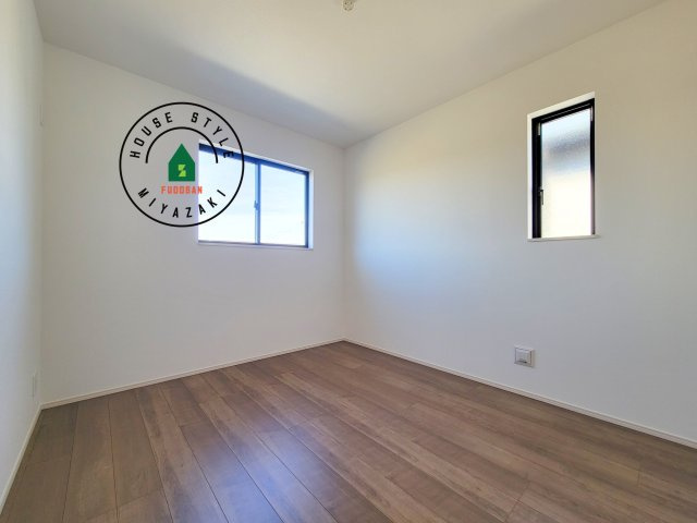 宮崎市清武町加納2011番-2棟（A号棟）の洋室|柔らかい陽光が差し込む明るいお部屋を演出する設計。彩光の取れる窓が気持ちの良いお部屋を創り上げます。