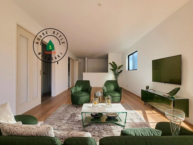 宮崎市清武町加納2011番-2棟（A号棟）の居間・リビング|明るく開放的なリビングダイニングは豊かな陽光が注ぎ込み、やすらぎの空間を演出してくれます。ご家族で楽しいひとときをお過ごし下さい。※家具はCGを合成したものです。