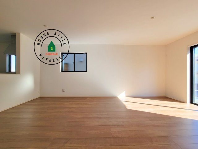 宮崎市清武町加納2011番-2棟（A号棟）の居間・リビング|キッチンからリビングをしっかり確認できます。家族の笑顔があふれる空間になりそうですね。