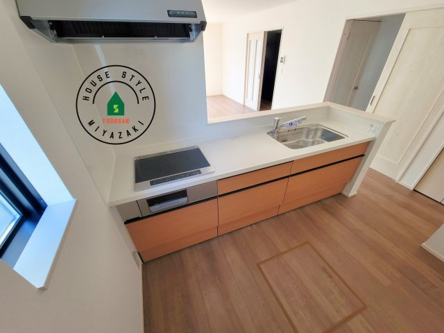 宮崎市清武町加納2011番-2棟（A号棟）のキッチン|ご家族を近くに感じられる対面キッチンのLDK。会話もはずみそうですね。