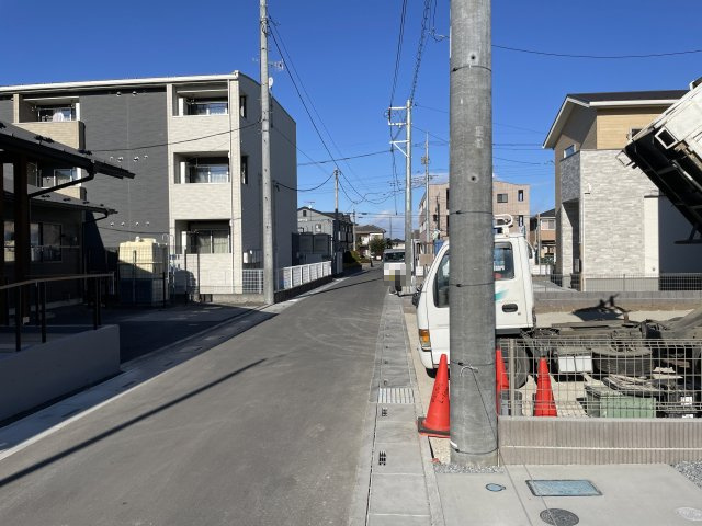 【前面道路含む現地写真】 | 深谷市岡第12期　ワイウッドコート　新築戸建　全2棟　2号棟