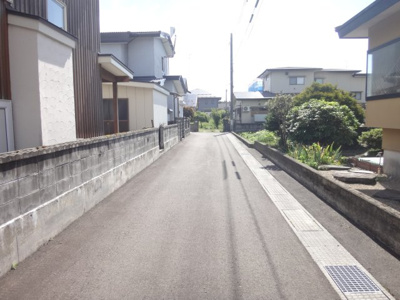 【前面道路含む現地写真】 | 大館市中道３丁目・中古住宅