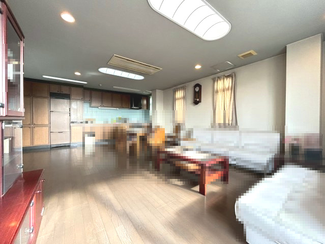 【商談中】一棟ビル　長岡京市久貝2丁目の居間・リビング|ダイニングテーブル・ソファを置いても余裕があります。