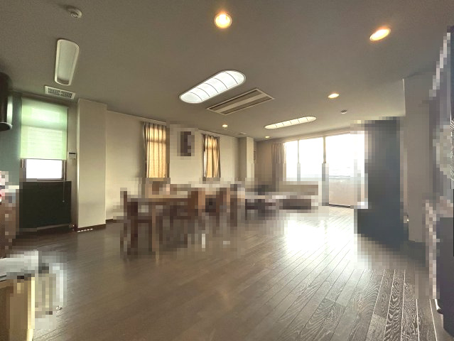 一棟ビル　長岡京市久貝2丁目の居間・リビング|個性のある照明器具がオシャレです。