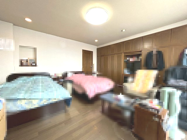 一棟ビル　長岡京市久貝2丁目の洋室|壁一面に収納力のあるクローゼットがございます。