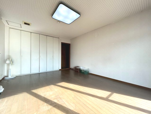 【商談中】一棟ビル　長岡京市久貝2丁目の洋室|南向きの洋室。日当たり・通風良好です！