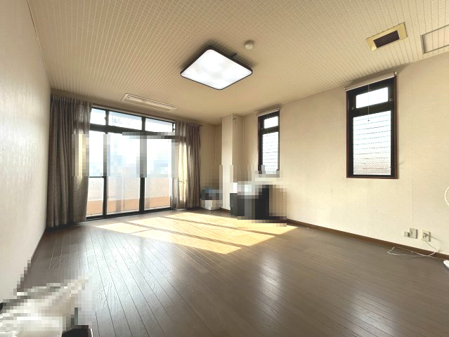 一棟ビル　長岡京市久貝2丁目の洋室|バルコニーに出ることが可能です！二面採光です。