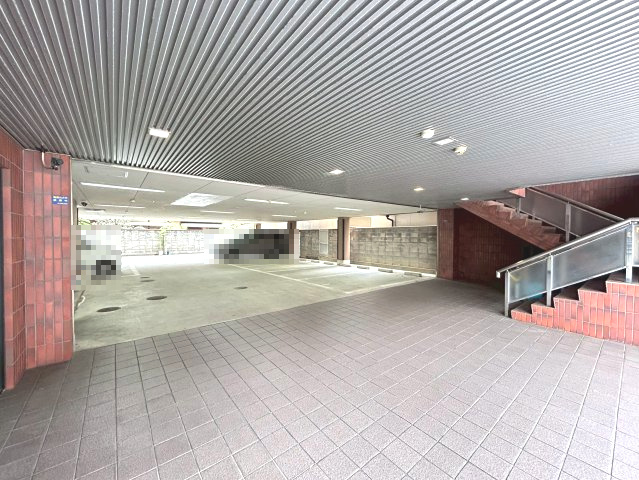 【商談中】一棟ビル　長岡京市久貝2丁目の駐車場|屋根付きなので、雨の日も濡れることなく室内に入ることができます。