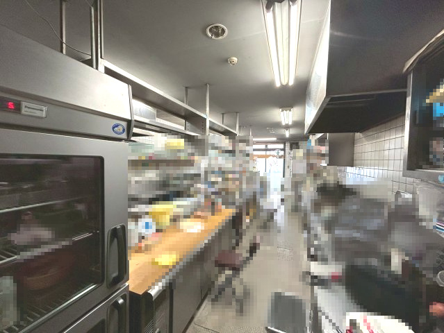 【価格改定】一棟ビル　長岡京市久貝2丁目のキッチン|広々とした厨房。現在は、焼肉屋さんとして営業中です。