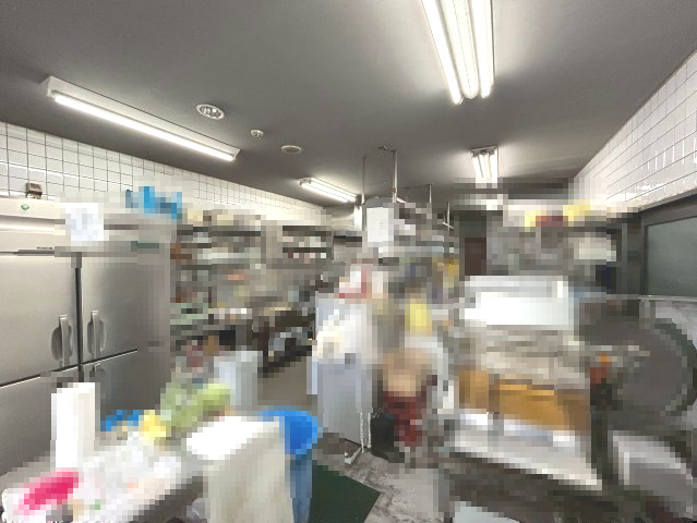 【価格改定】一棟ビル　長岡京市久貝2丁目のキッチン|照明も明るく、調理・作業のしやすい空間となっております。