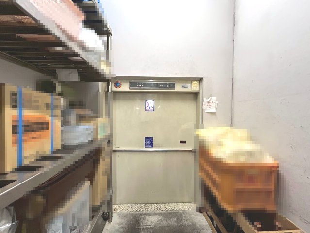 【価格改定】一棟ビル　長岡京市久貝2丁目のその他|貨物用リフトがございます。2階への運送も楽々です！