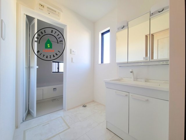 宮崎市清武町加納2011番-2棟（B号棟）の内観：施工例|ゆとりの洗面スペースで朝の身支度もスムーズに。暮らしを快適に変えるシャワー付洗面台です！