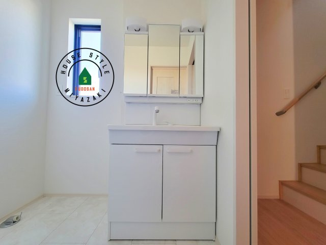 宮崎市清武町加納2011番-2棟（B号棟）の内観：施工例|毎日使うものだから清潔な空間を保ちたい水回り。洗面にはそんな願いを解消させてくれる収納アイデアが満載です。三面鏡の裏側にはキャビネットが現れ小物から背の高い物まで収納できます。