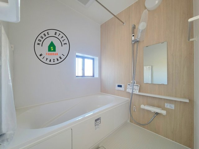 宮崎市清武町加納2011番-2棟（B号棟）の内観：施工例|1日の疲れを癒してくれる広々バスルーム。雨の日のお洗濯にも大活躍な浴室乾燥機付です！