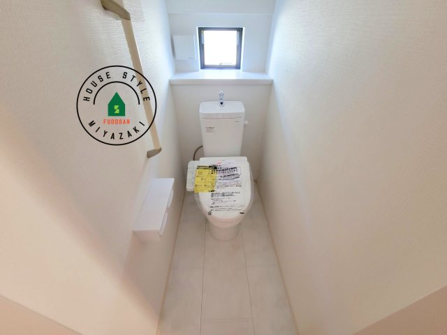 宮崎市清武町加納2011番-2棟（B号棟）の内観：施工例|温水洗浄便座を完備しております。2ヶ所にトイレがあるのは朝の慌ただしい時間も安心です。