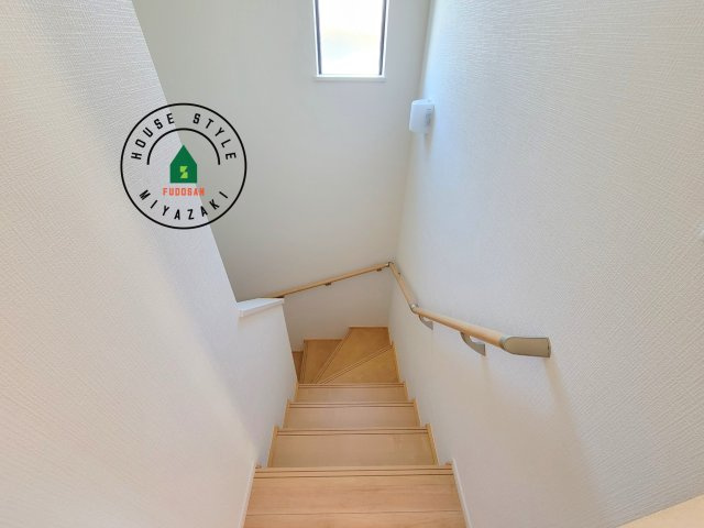 宮崎市清武町加納2011番-2棟（B号棟）の内観：施工例|＜手すり付階段＞手すりがないと階段の昇り降りで危険なことはもちろん、壁に手をつきながら歩くことで壁紙が汚れやすくなります。すべての方に快適に昇り降りしていただくため、手すりを設置しました。