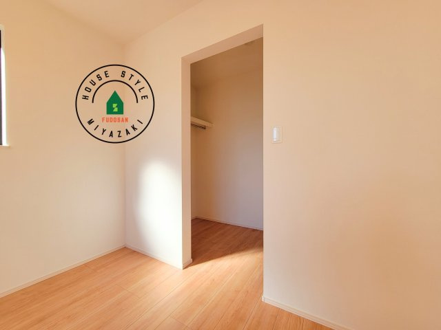 宮崎市清武町加納2011番-2棟（B号棟）の内観：施工例|洋服や大きな荷物が多い方や人数の多いご家族などは、一般的なクローゼットよりもウォークインクローゼットのほうが使い勝手が良いです。