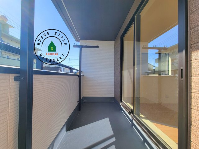 宮崎市清武町加納2011番-2棟（B号棟）の外観：施工例|風をしっかりと感じられるバルコニーでは、毎日が洗濯日和です。広々としているので洗濯も楽しくなるでしょうし、気分転換にバルコニーからの眺めを楽しむのもいいでしょう。