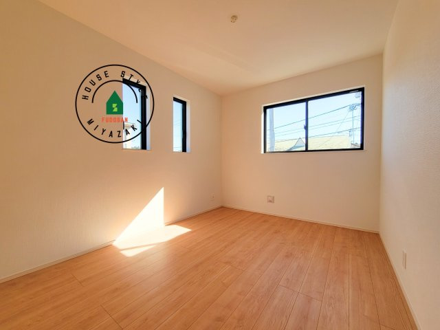 宮崎市清武町加納2011番-2棟（B号棟）の内観：施工例|柔らかい陽光が差し込む明るいお部屋を演出する設計。彩光の取れる窓が気持ちの良いお部屋を創り上げます。