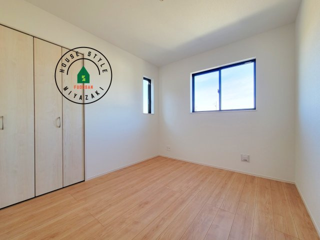 宮崎市清武町加納2011番-2棟（B号棟）の内観：施工例|穏やかな光が差し込む室内には、穏やかな時間が流れます。