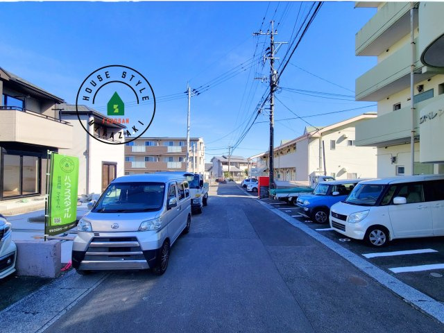 宮崎市清武町加納2011番-2棟（B号棟）の前面道路含む現地写真|前面道路は閑静な住宅地をはしる車通りの少ない道路。お車の出し入れが苦手なママや小さなお子様にも安心ですね。しっかり舗装もされているので、ベビーカーや自転車で通っても快適に通行できます。