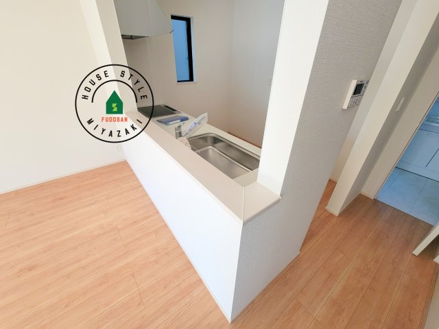 宮崎市清武町加納2011番-2棟（B号棟）の内観：施工例|会話が弾む場所として居心地の良いリビングです。