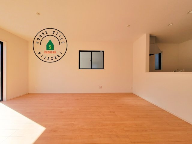 宮崎市清武町加納2011番-2棟（B号棟）の内観：施工例|キッチンからリビングをしっかり確認できます。家族の笑顔があふれる空間になりそうですね。