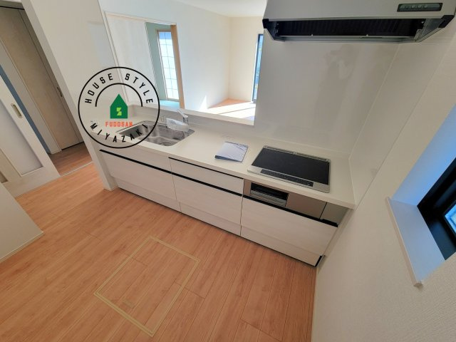 宮崎市清武町加納2011番-2棟（B号棟）の内観：施工例|ご家族を近くに感じられる対面キッチンのLDK。会話もはずみそうですね。