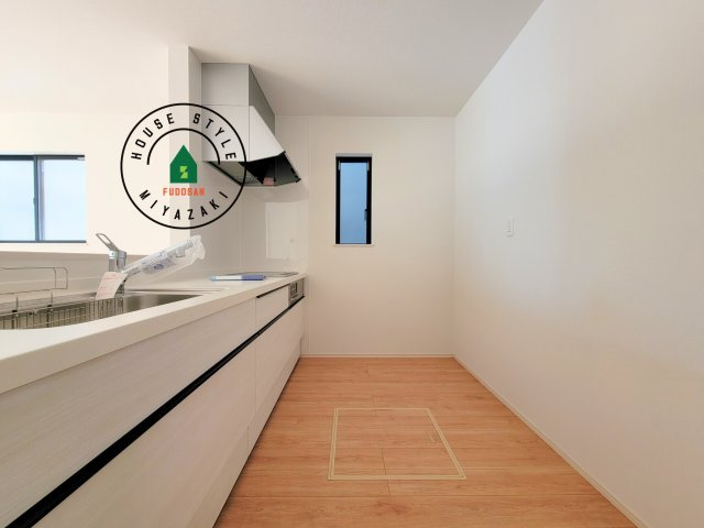 宮崎市清武町加納2011番-2棟（B号棟）の内観：施工例|ダイニングテーブルへの配膳がラクラク、お料理はかどるカウンター付きシステムキッチン！