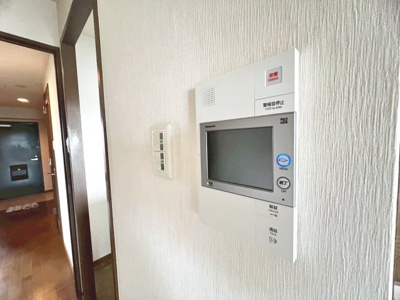 【防犯設備】 | グラン・コート堺石津川公園 | ＴＶモニター付きインターホンですので、突然の来客時にも外の様子が確認できて安心です♪