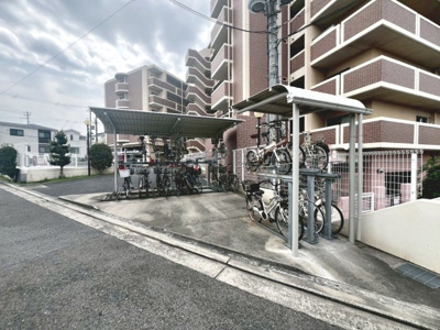 【駐輪場】 | グラン・コート堺石津川公園 | ライフまで徒歩９分！コノミヤまで徒歩１３分！サンディまで徒歩１７分！毎日のお買い物に便利ですね！その日の特売日などでスーパーを選べますね♪