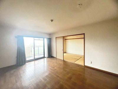 【居間・リビング】 | グラン・コート堺石津川公園 | 【２WAY利用可能】南海本線「石津川」駅まで徒歩２２分・阪堺電気軌道阪堺線「石津北」駅まで徒歩１５分！毎日の通勤・通学に便利ですね♪